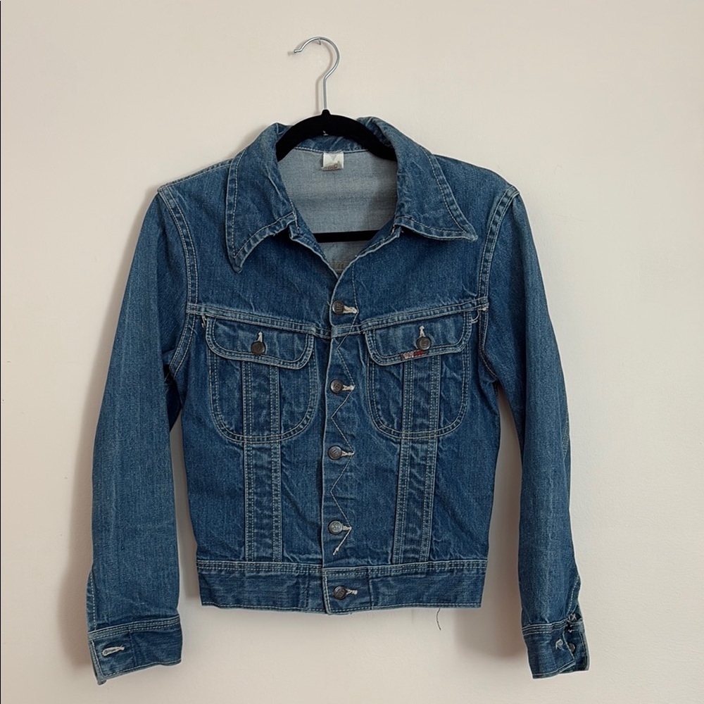 Vintage Fitted Denim Jacket – Classic Blue Jean Style